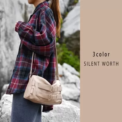 フェイクレザーベルト使いショルダーバッグ